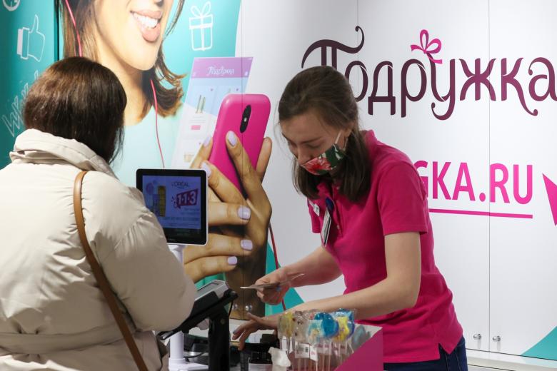 Покупательница в магазине «Подружка»