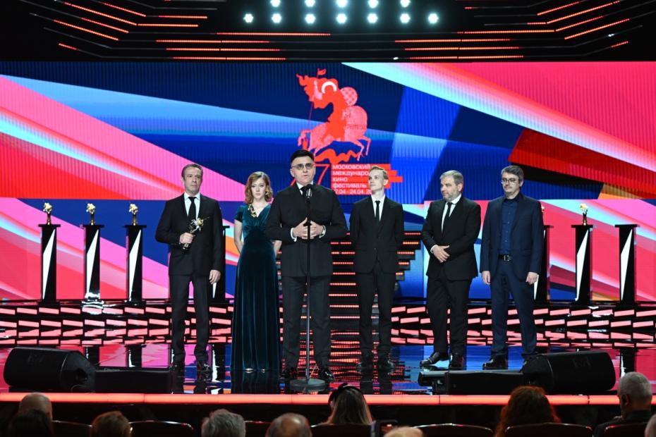 Съемочная группа во время представления фильма открытия «В списках не значился» по повести Бориса Васильева на церемонии открытия 47-го Московского Международного кинофестиваля