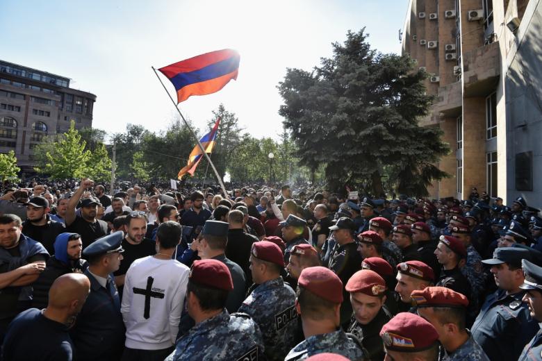 Сотрудники полиции и участники шествия сторонников армянской оппозиции в Ереване