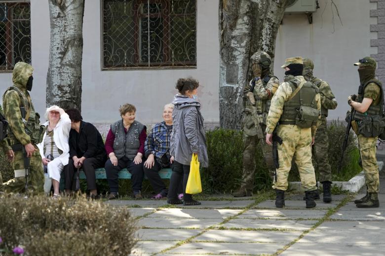 Украина. Херсон. Жители города и российские военнослужащие на одной из улиц города