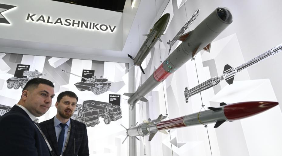 Посетители на стенде концерна «Калашников» на выставке IDEX-2025