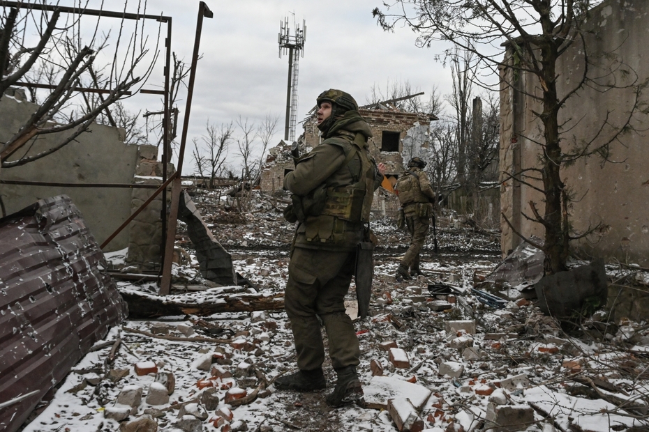 Военнослужащие Центрального военного округа в районе железнодорожного вокзала в освобожденной Авдеевке