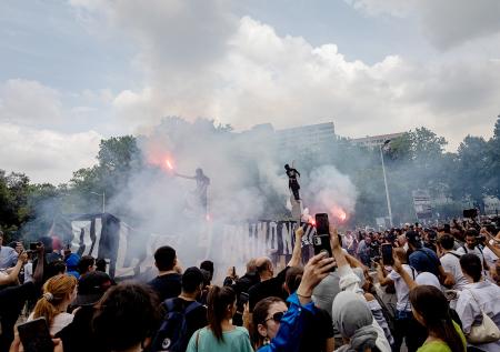 Массовые беспорядки во Франции: почему Макрон не может остановить протесты