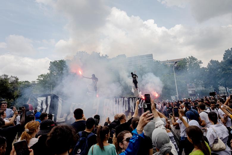 Протестующие устраивают поджоги в Нантере