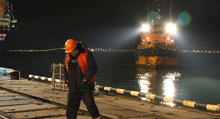 Буксир «Меркурий» с моряками, пострадавшими при пожаре на судах 