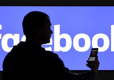 Бывшая советница Джобса заявила, что Facebook торгует «наркотиками»