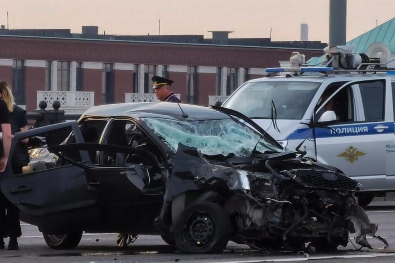Последствия ДТП с участием двух автомобилей на Большом Каменном мосту