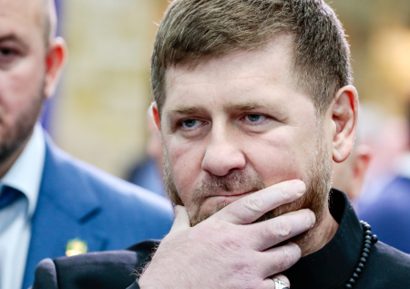 Кадыров приехал на встречу с жителями на американской трофейной БМП