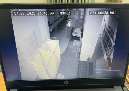 На закрытом избирательном участке в Челябинске заметили уснувшую пару