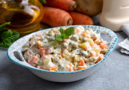 Тот самый вкус: рецепт классического салата оливье с колбасой