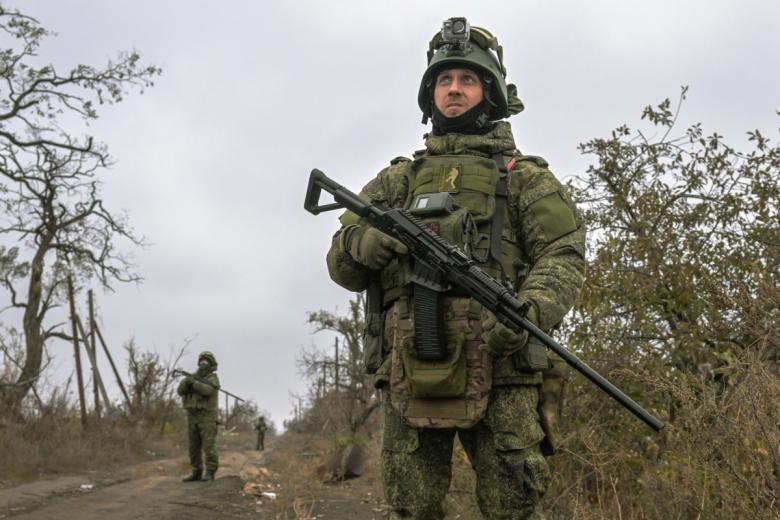 Военнослужащие ВС РФ следят за воздушным пространством во время работы артиллерийского расчета