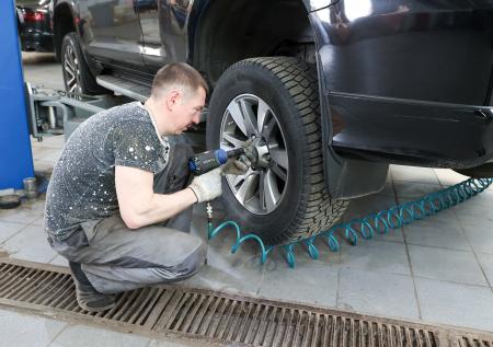 Автоэксперт рассказал, в каком случае стоит отложить переобувку авто