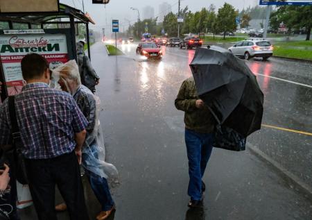 «Проливные дожди»: метеоролог дал прогноз на выходные в столице