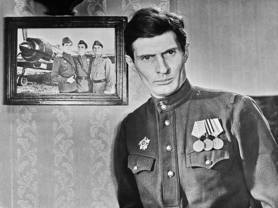Артист Игорь Ясулович в роли Корецкого в кинофильме режиссера Юрия Егорова «За облаками - небо»