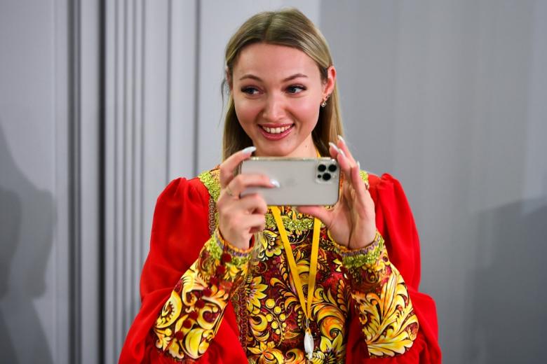 Журналистка перед началом большой ежегодной пресс-конференции президента РФ Владимира Путина