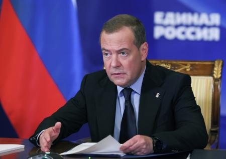 Медведев объяснил, что погубит США