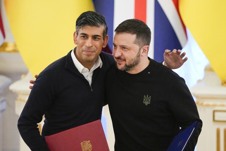 Президент Украины Владимир Зеленский (справа), премьер-министр Великобритании Риши Сунак