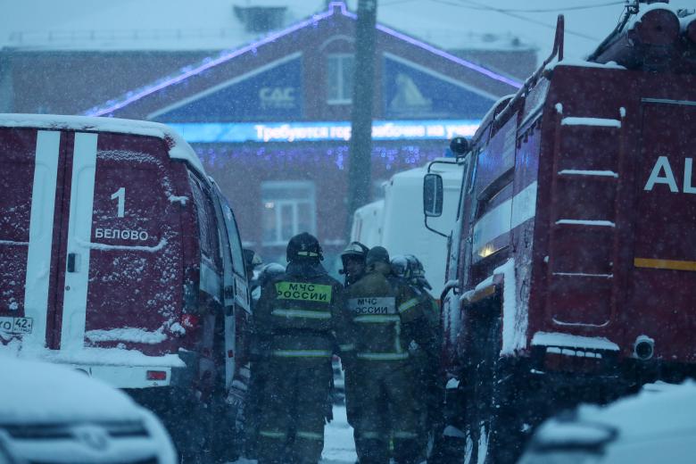 Сотрудники МЧС на территории шахты «Листвяжная» в городе Белово, где произошло ЧП