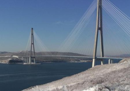 Закрытый из-за падения льда мост на остров Русский откроют через сутки