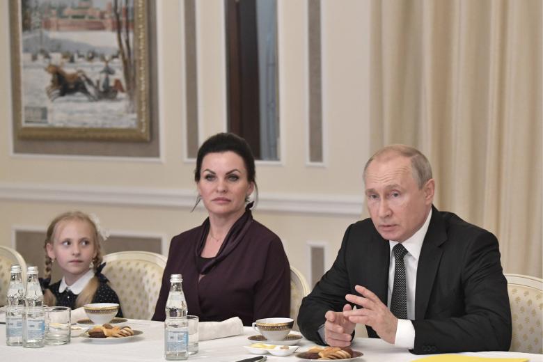 Президент РФ Владимир Путин в Константиновском дворце во время встречи с членами семей офицеров-подводников, погибших в Баренцевом море