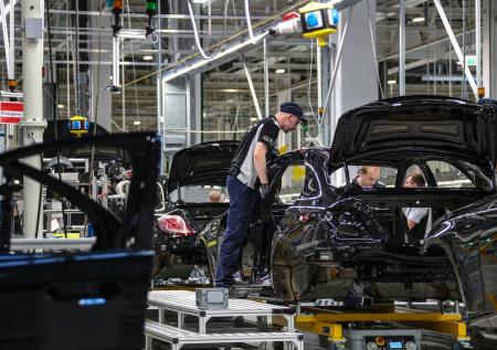 Зарубежные автозаводы могут возобновить работу в Петербурге