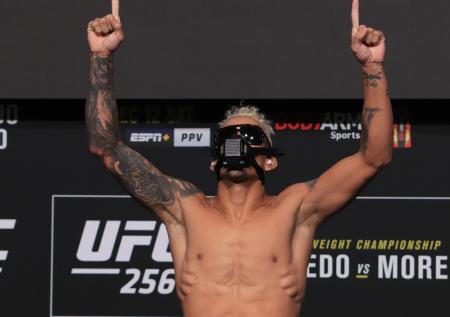 Оливейра нокаутировал Чендлера и забрал пояс Хабиба в UFC