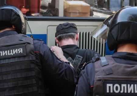 Приставы проверяют квартиры задержанных на несогласованном митинге в Москве