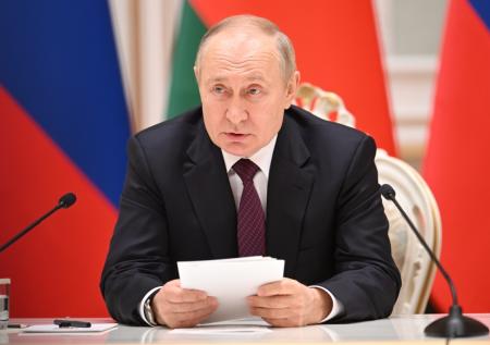 Путин поручил продолжить работу по оценке действий нацистов в годы ВОВ