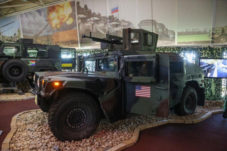 Многоцелевой автомобиль HMMWV M998 производства США (захвачен в Мариуполе) на выставке трофейной техники из зоны СВО