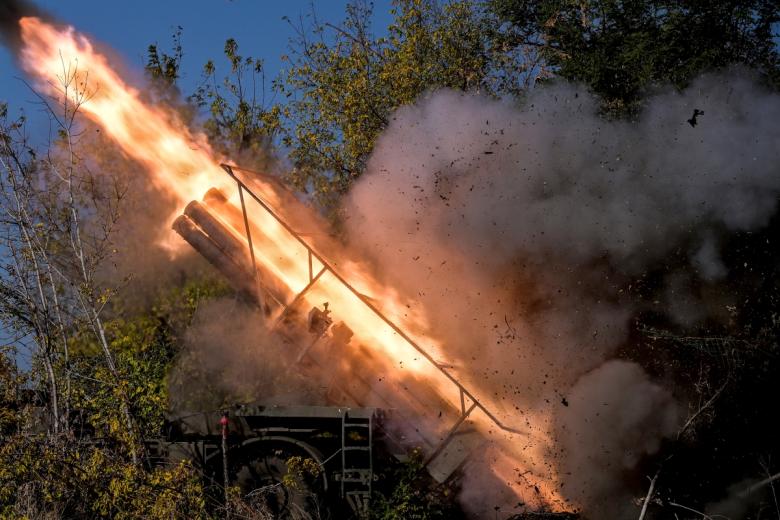Расчет реактивной системы залпового огня (РСЗО) 9К57 «Ураган» ВС РФ