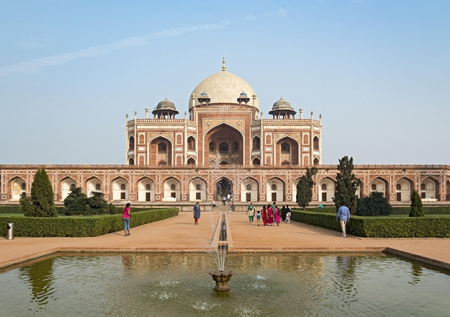 Паломников в Индии призвали зажимать нос при купании