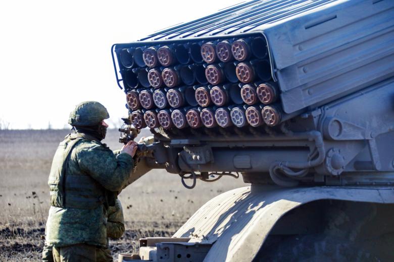 Работа реактивной системы залпового огня (РСЗО) «Град» в зоне СВО