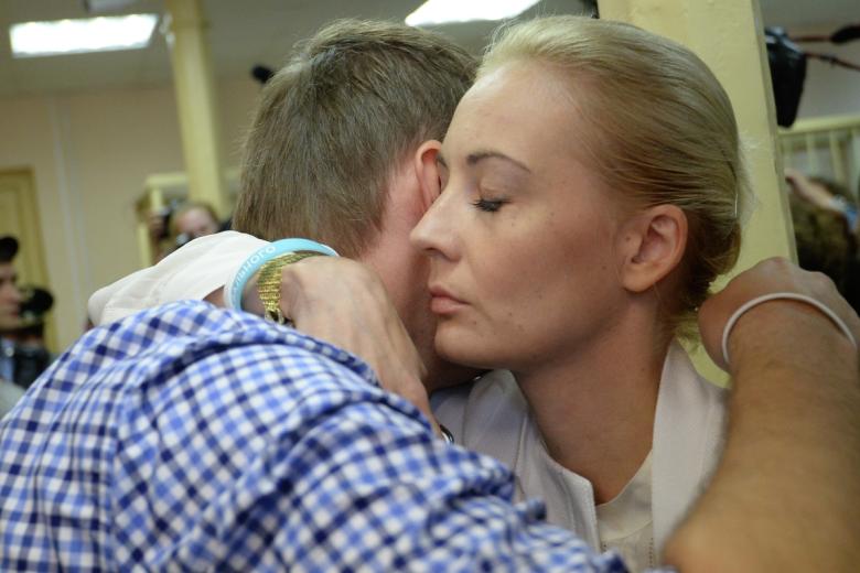 Алексей Навальный обнимает свою жену Юлию перед выходом из зала суда