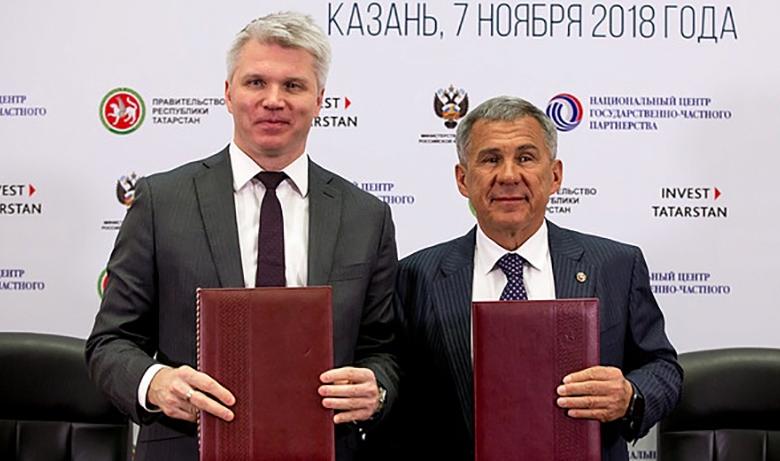 Министр спорта РФ Павел Колобков с президентом Татарстана Рустамом Миннихановым