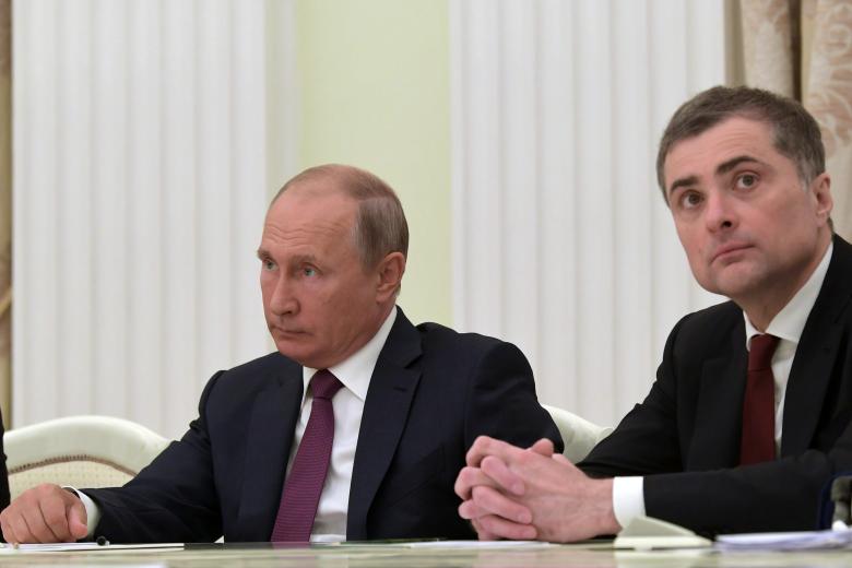 Президент РФ Владимир Путин и помощник президента РФ Владислав Сурков (справа) во время встречи с президентом Республики Южная Осетия Анатолием Бибиловым, август 2018