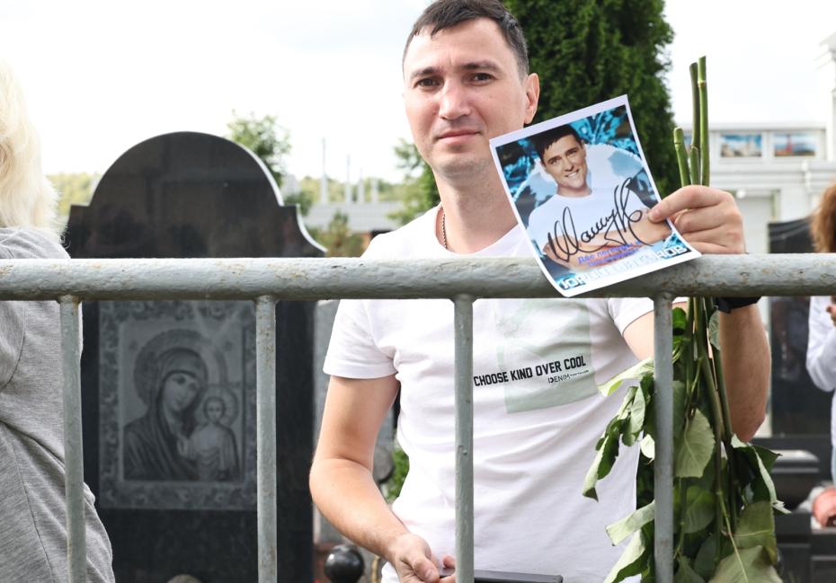 Поклонники солиста группы «Ласковый май» Юрия Шатунова перед открытием памятника на его могиле на Троекуровском кладбище