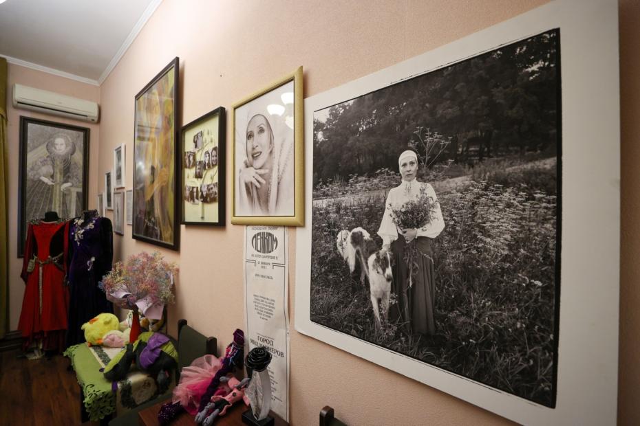 К 80-летию со дня рождения народной артистки СССР Инны Чуриковой в театре «Ленком» после реставрации открылась ее мемориальная комната