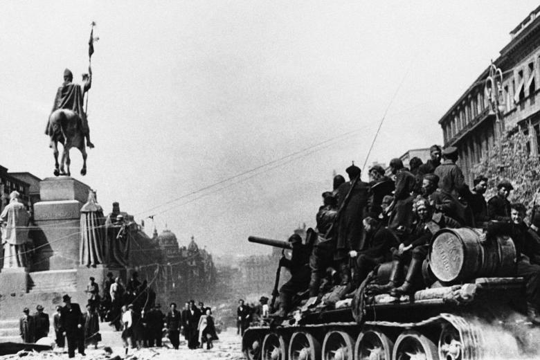 Советский танк на Вацлавской площади в Праге. Чехословакия, 1945 год