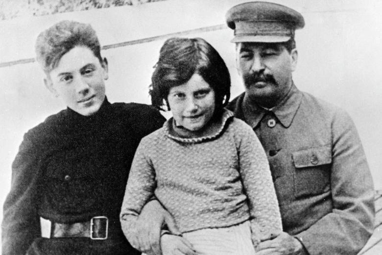 Иосиф Виссарионович Сталин с детьми Светланой и Василием