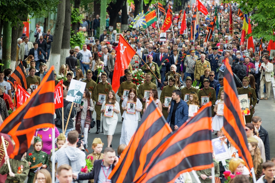 Участники шествия «Бессмертный полк» в Кишинёве