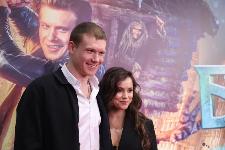  Актёры Виктор Хориняк и Мила Сивацкая на премьере фильма Последний богатырь: Посланник Тьмы режиссёра Дмитрия Дьяченко в кинотеатре Каро 11 Октябрь