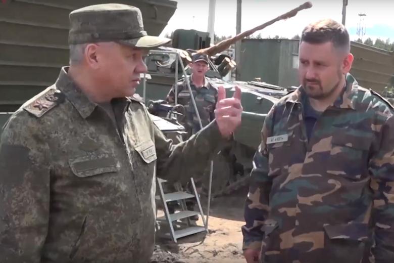 Глава Минобороны России Сергей Шойгу (слева)