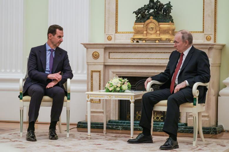Президент РФ Владимир Путин (справа) и президент Сирии Башар Асад (слева)