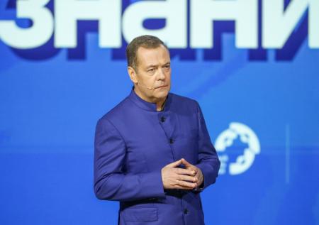 Медведев предостерег россиян от «коллективного расслабона»