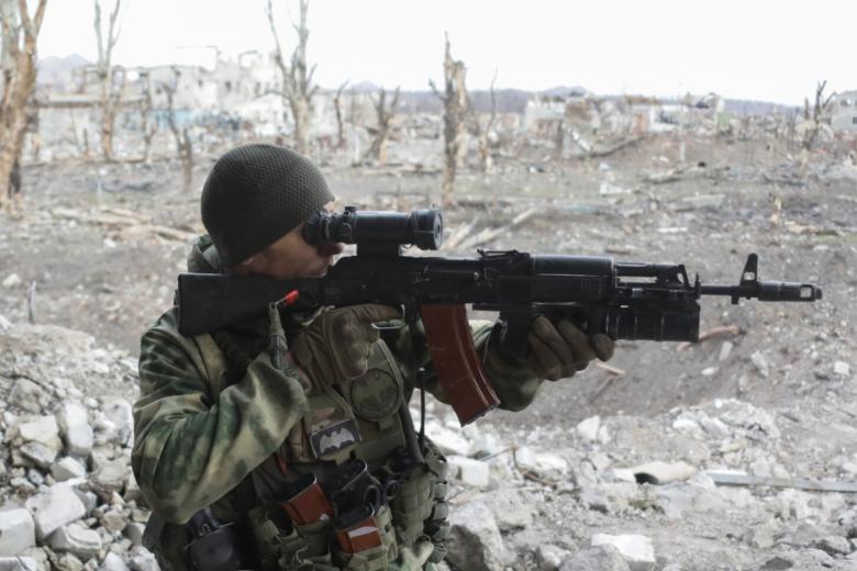Военнослужащий ВС РФ во время выполнения задач СВО