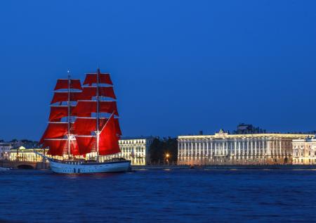 Туристам рекомендовали отложить поездку в Петербург до белых ночей