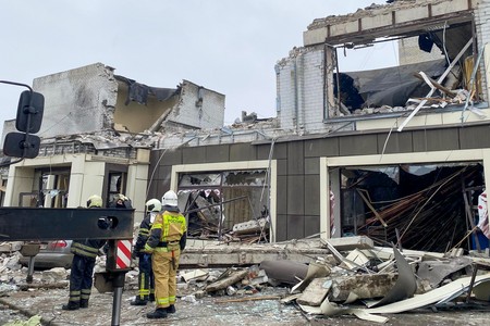ВСУ ударили по мирным жителям в Лисичанске: фото разрушенной пекарни 