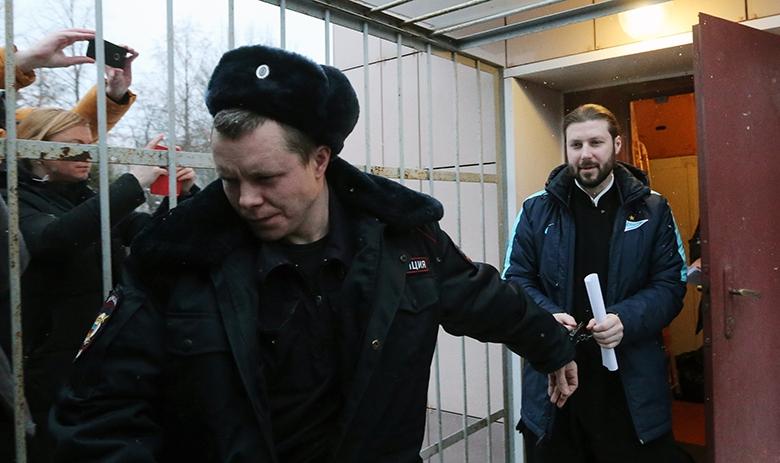 Священник Глеб Грозовский (справа), обвиняемый в педофилии, после оглашения приговора в Приозёрском суде