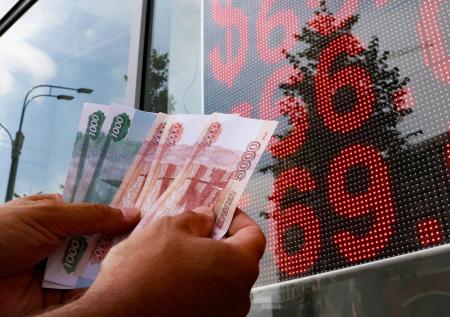 Эксперт спрогнозировал осеннее падение курса рубля