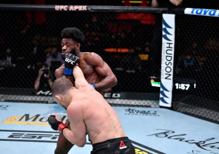 Не знаешь, не подсказывай: дурацкий совет стоил россиянину титула UFC